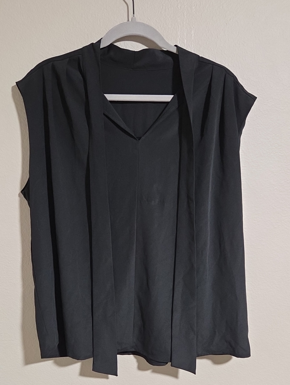 HALARA Black V-Neck Tie-Front Sleeveless Blouse
